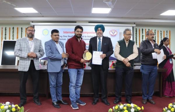 Dr. Prateek Jindal  honored with Best Poster Award